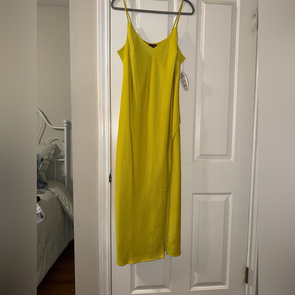 Elegant Yellow Midi Dress - Picture 2 of 3